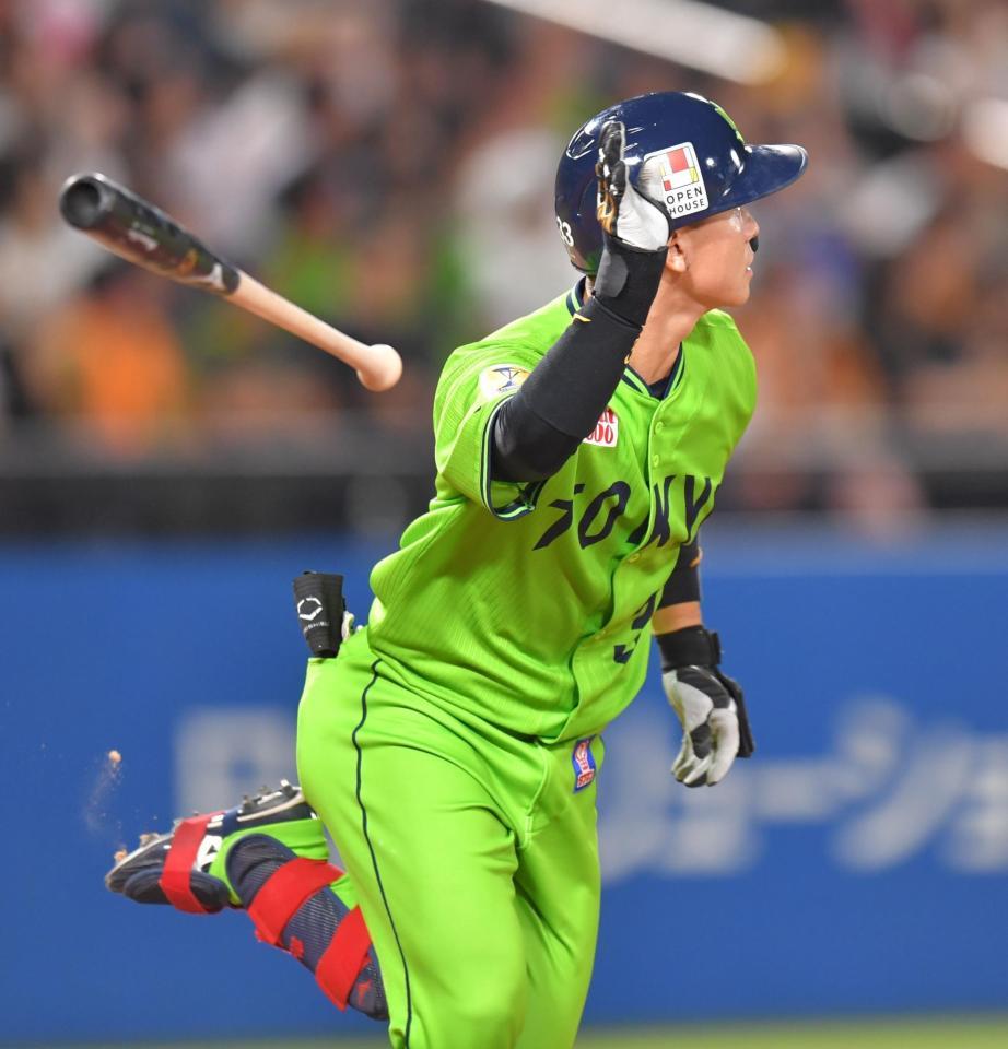 　４回、左中間に満塁本塁打を放つ内山（撮影・西岡正）