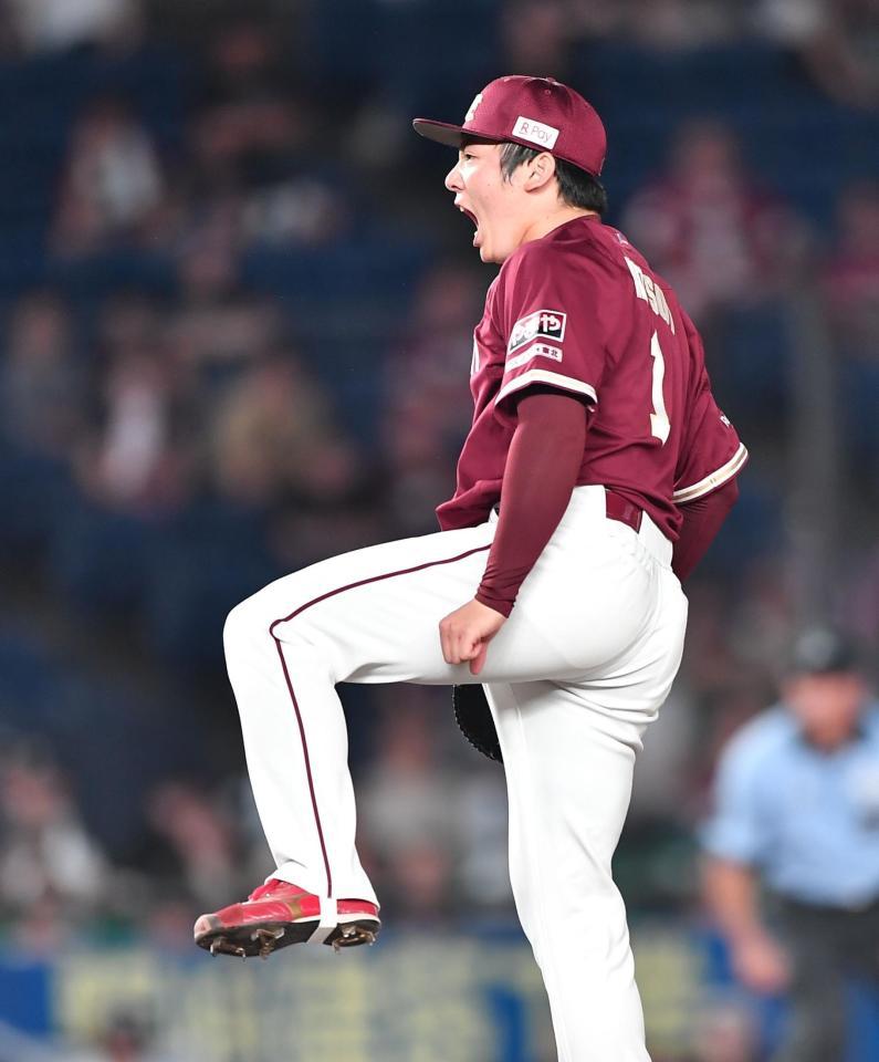 　９回、岡を空振り三振に斬り雄たけびを上げる松井裕（撮影・開出牧）