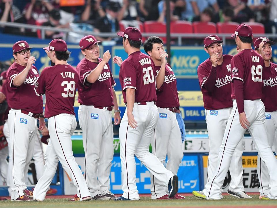 　ロッテに連勝し勝利投手の安楽（中央手前）らナインとタッチを交わす石井監督（左から３人目）＝撮影・開出牧