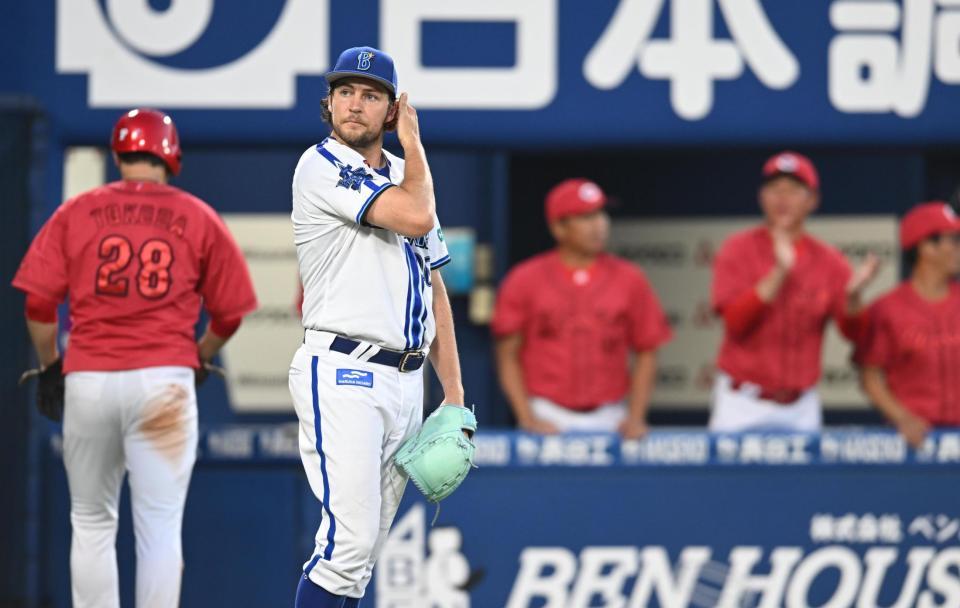 　７回、秋山の適時打で勝ち越しを許しがっくりのバウアー（撮影・金田祐二）