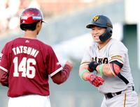 　１回、中前打を放ち、笑顔の浅野。左は辰見