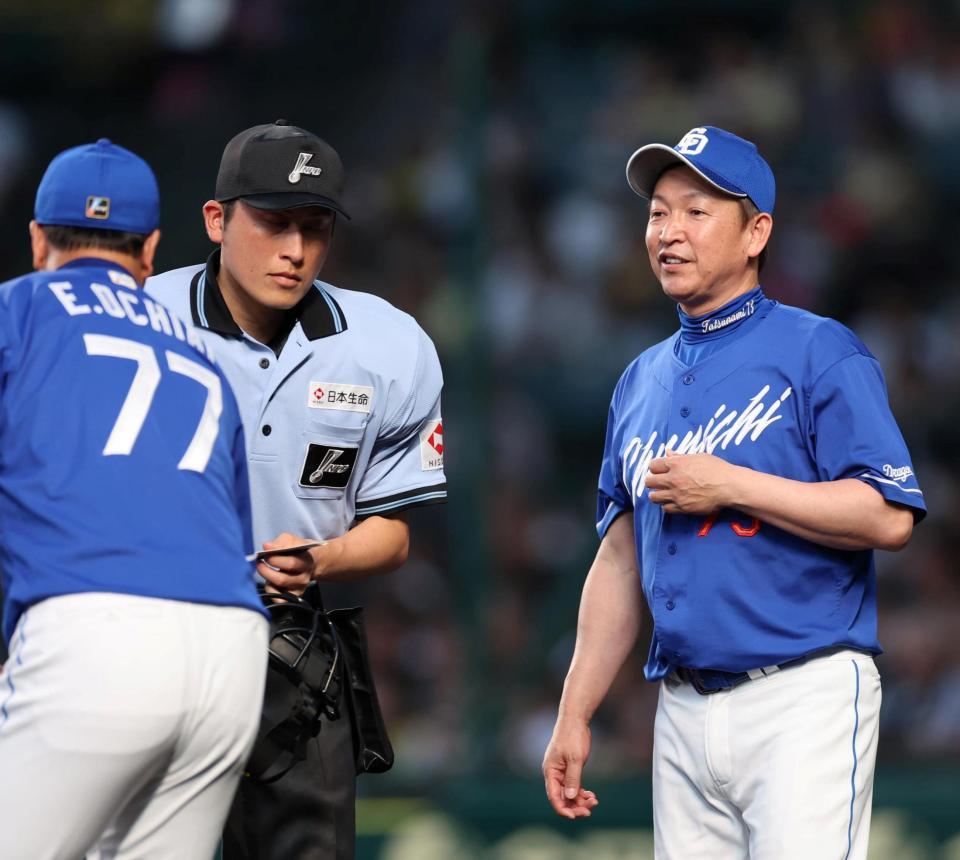 　３回、投手交代を告げる立浪監督（撮影・山口登）