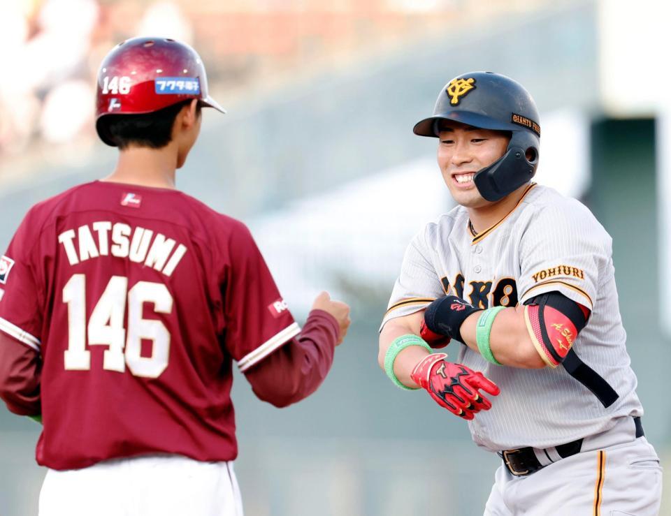 　１回、中前打を放ち、笑顔の浅野。左は辰見