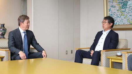 　大島宇一郎オーナー（右）への報告に訪れた立浪監督