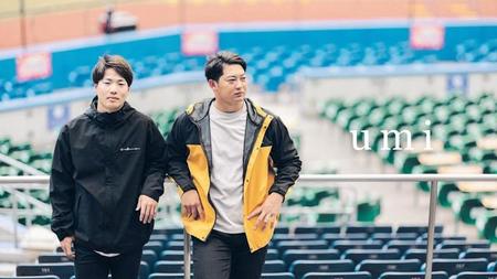 　ライフスタイルブランド「ｕｍｉ」の秋物アパレルを着用した佐藤都（右）と友杉（左）