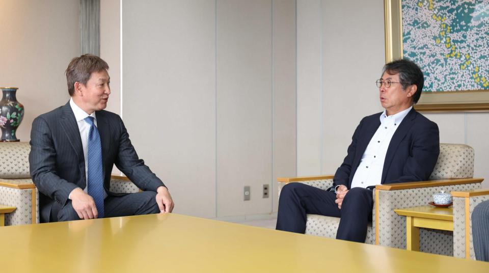 　大島宇一郎オーナー（右）への報告に訪れた立浪監督
