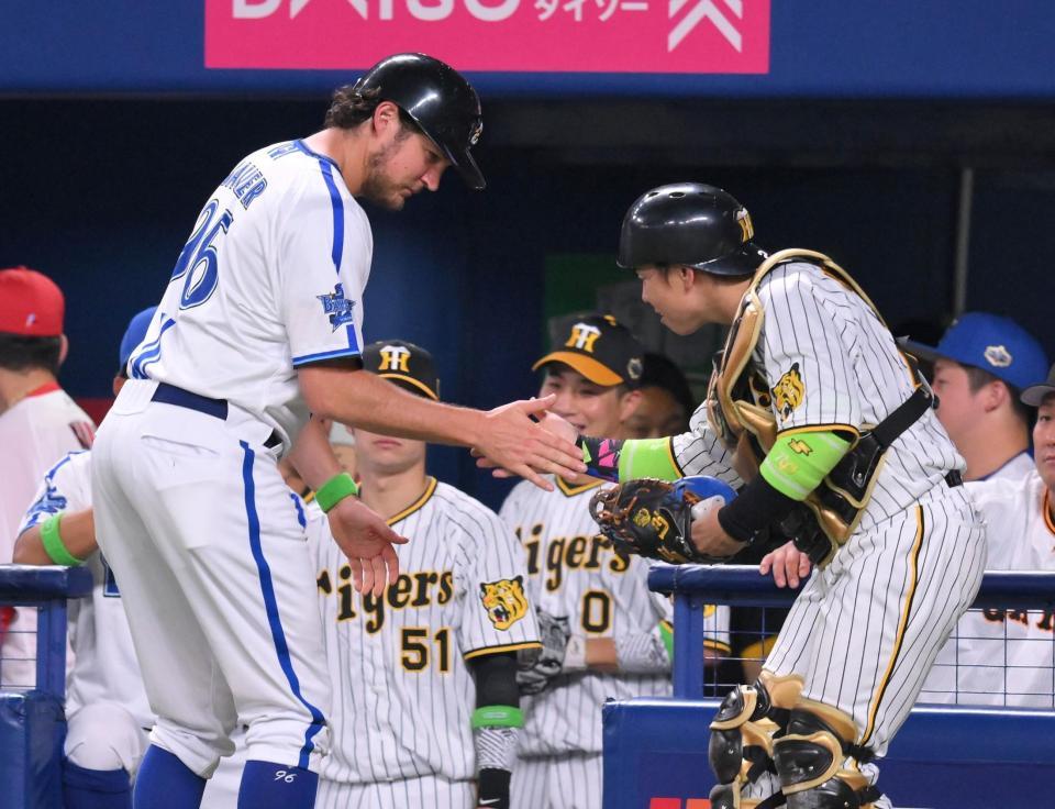 　４回全セの攻撃で三塁コーチを務め、交代時に梅野（右）とハイタッチするバウアー（撮影・伊藤笙子）