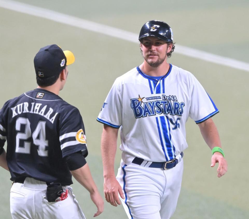 　三塁ベースコーチを務め、栗原（左）と談笑するバウアー（撮影・高部洋祐）