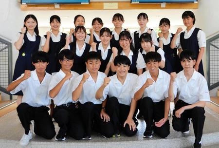 　今夏の甲子園でプラカードなどを務める市西宮の生徒