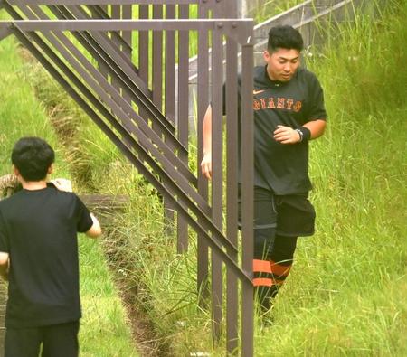 　球拾いの時に遭遇した小動物を見て戻る浅野（右）＝撮影・西岡正