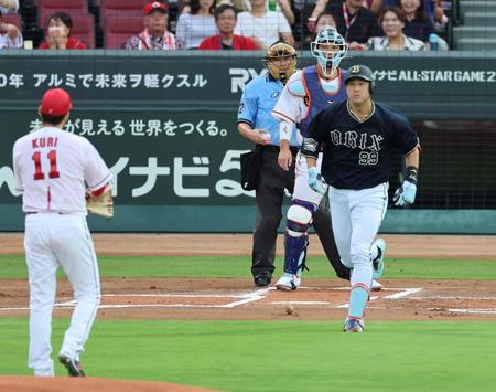 １回、杉本は九里に駆け寄る（撮影・山口登）