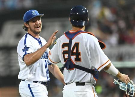 ４回、大城卓と笑顔で引き揚げるバウアー（撮影・田中太一）