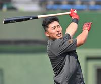 　居残りでロングティーを行う浅野（撮影・西岡正）