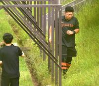 　球拾いの時に遭遇した小動物を見て戻る浅野（右）＝撮影・西岡正