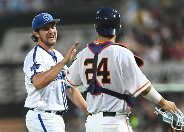 【写真】巨人・大城の捕邪飛落球にバウアー大爆笑！