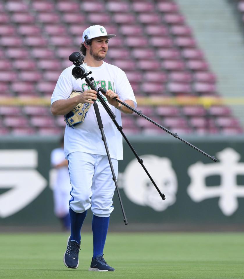 撮影機材を手に練習に現れたバウアー（撮影・伊藤笙子）