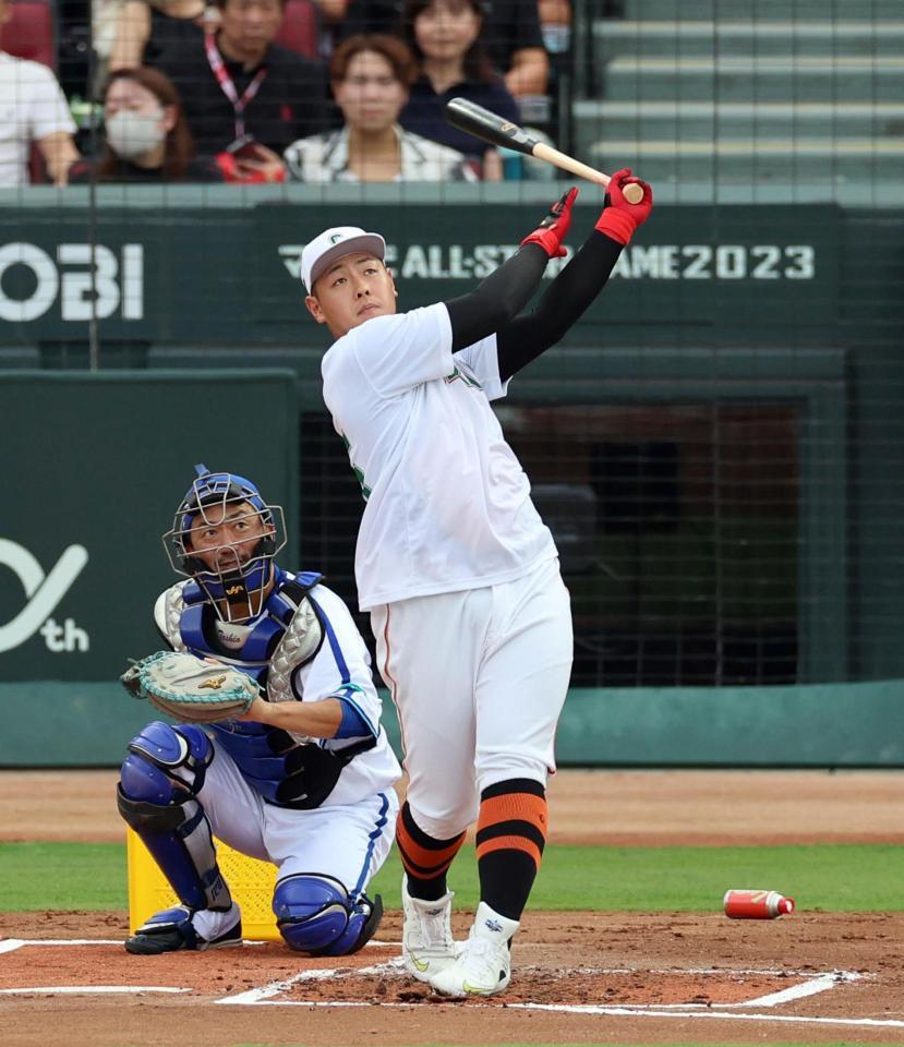 ホームランダービーを制した岡本和（撮影・山口登）