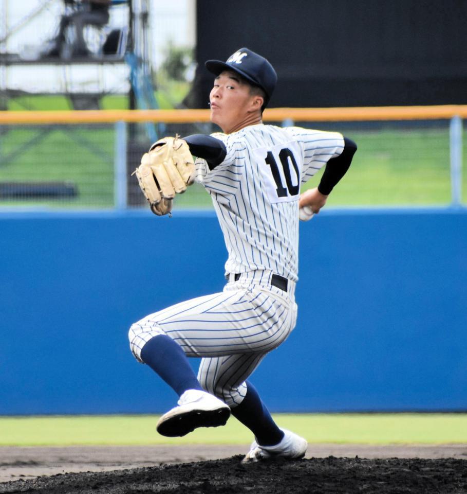 先発して七回途中まで１失点、五回には左越えソロも放ち、投打で活躍した明徳義塾・中本