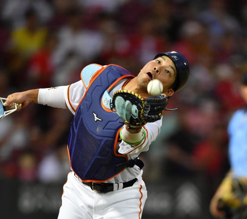 ４回、万波の邪飛を落球する大城卓（撮影・中田匡峻）