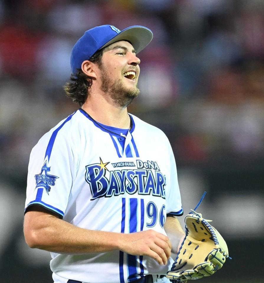 ４回、万波の捕邪飛を大城卓が落球するも、笑い飛ばすバウアー（撮影・田中太一）