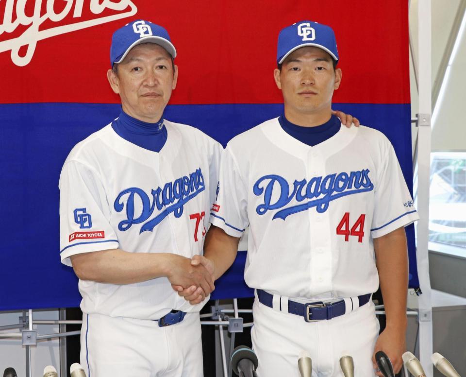 　入団記者会見で、立浪監督（左）と握手する川越