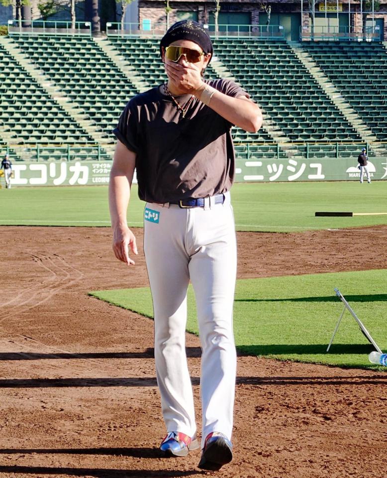 日本ハム 新庄監督は今後もベンチでマスク着用 その理由は「口の 日本ハム 新庄監督は今後もベンチでマスク着用 その理由は「口の