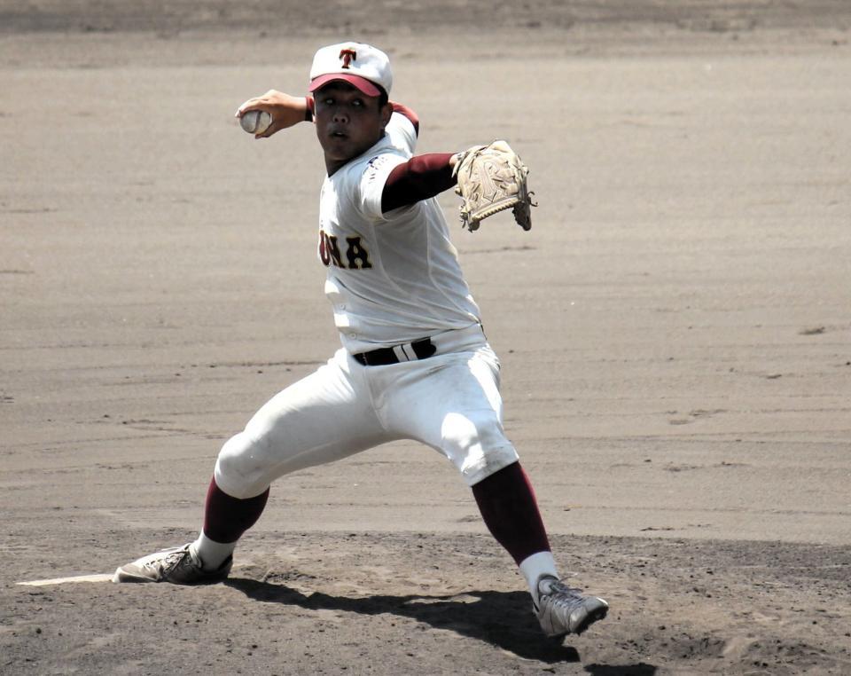 　東洋大姫路打線を２点に抑え完投した津名・佐藤秀生