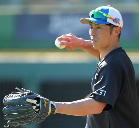 　試合前、キャッチボールする江越（撮影・北村雅宏）