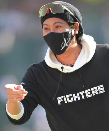 　試合前、意気揚々な新庄監督（撮影・北村雅宏）