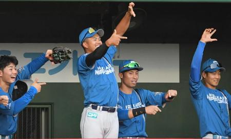 　２回、伏見が先制となる適時二塁打を放ち、喜ぶ江越（中央右）＝撮影・北村雅宏