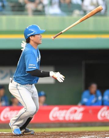 　２回、先制となる２点適時二塁打を放つ伏見（撮影・北村雅宏）