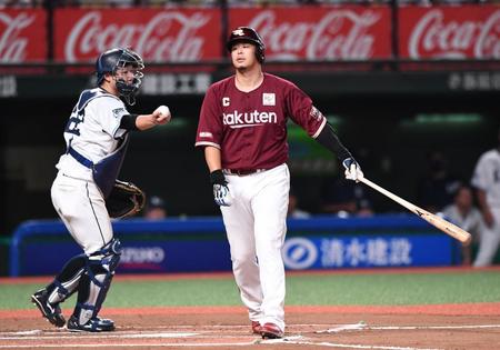 　６回、空振り三振に倒れた浅村（右）＝撮影・園田高夫