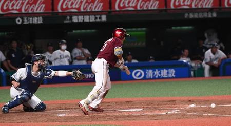 　５回、小深田が投前にセーフティースクイズをするが失敗に終わる（撮影・園田高夫）