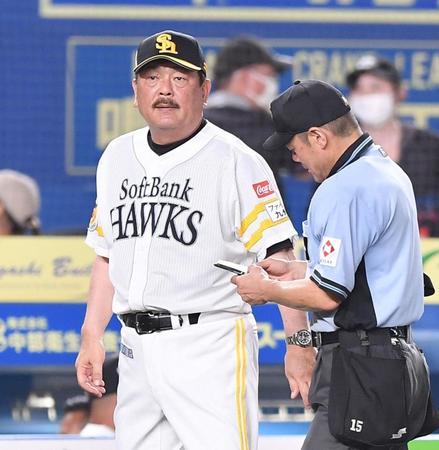 　７回、投手交代を告げた藤本監督（撮影・開出牧）