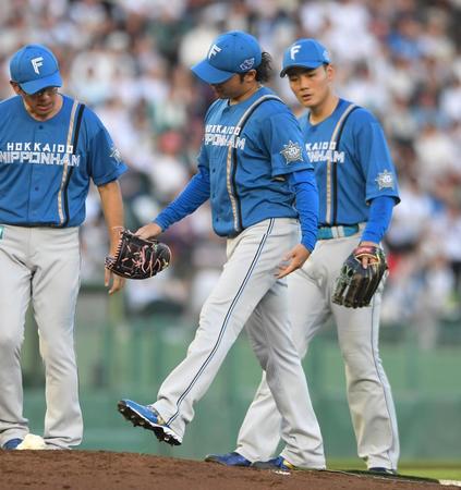 　２回、宗の放った打球を体に当てた伊藤（中央）＝撮影・北村雅宏