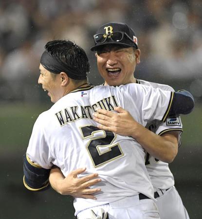 　試合を決めた若月（左）を抱きしめる中嶋監督（撮影・北村雅宏）