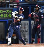 　５回、２ランを放つ村上（撮影・棚橋慶太）