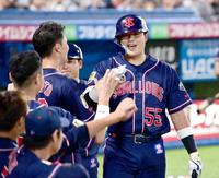 　５回、２ランを放ち笑顔でナインに迎えられる村上（撮影・金田祐二）