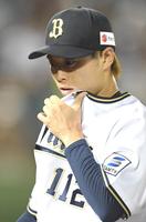 　５回、三者凡退に抑え、汗を拭いながらベンチに戻る山岡（撮影・北村雅宏）