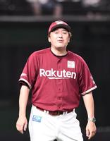 　８回、選手交代を告げベンチに戻る石井監督（撮影・園田高夫）