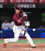 　５回、村林がライトゴロを放ち同点に追いつく（撮影・園田高夫）