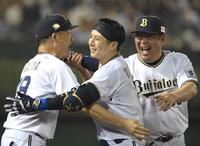　９回、サヨナラとなる本塁打を放った若月は中嶋監督（左）と抱き合う（撮影・北村雅宏）