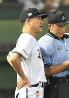 　３回を終え、選手交代を告げる中嶋監督（撮影・北村雅宏）