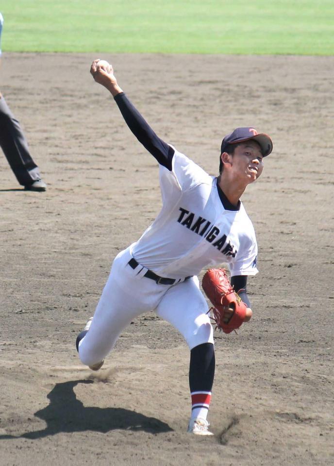 　完投勝ちで８強入りした滝川二・坂井