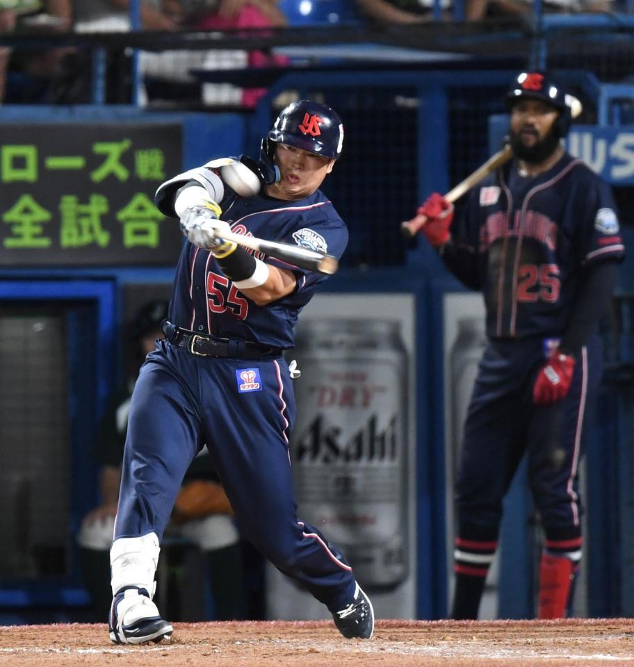 　５回、２ランを放つ村上（撮影・棚橋慶太）