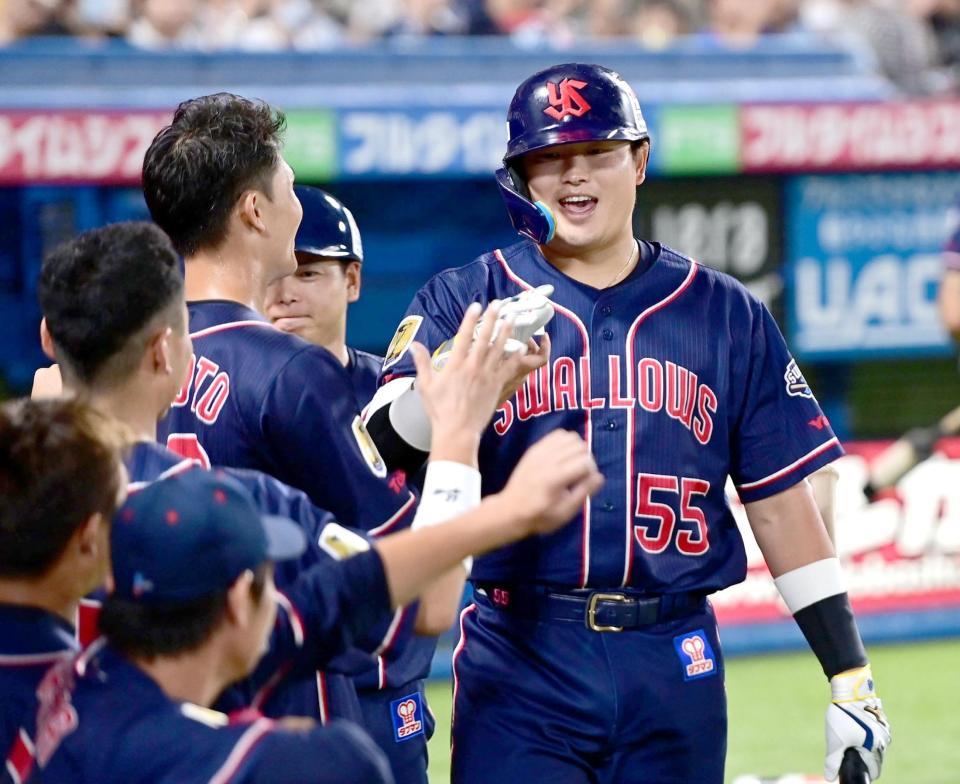 　５回、２ランを放ち笑顔でナインに迎えられる村上（撮影・金田祐二）