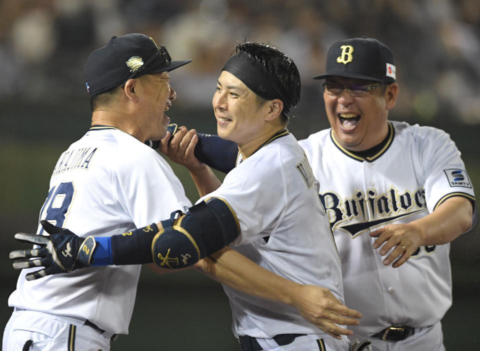 　９回、サヨナラとなる本塁打を放った若月は中嶋監督（左）と抱き合う（撮影・北村雅宏）