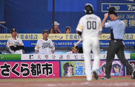 　９回、代打・川瀬（手前）が二直に倒れ１０連敗を喫した藤本監督