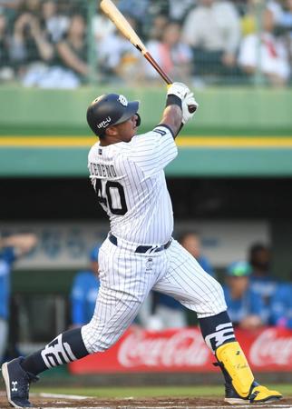 　７回、３ランを放つセデーニョ（撮影・北村雅宏）