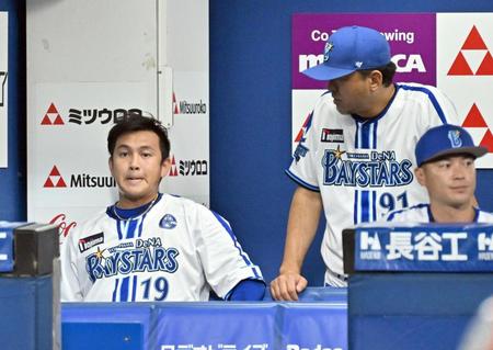 　７回の投球を終え、斎藤コーチの話を聞く山崎（左）